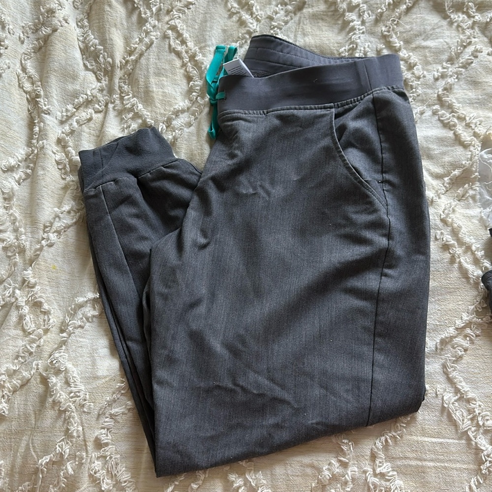 Figs scrubs SET: L figs shirt and LP jogger scrub bottoms